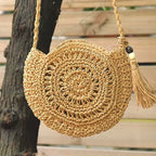 Bolsa redonda de palha com pompom e alça de corda - acessório boho chic feminino