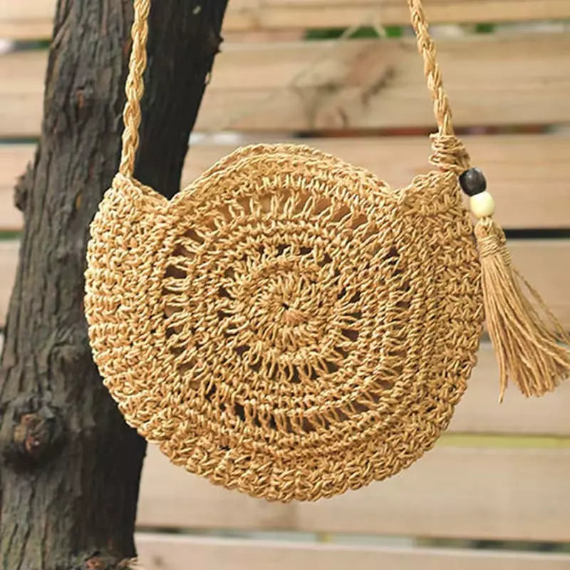 Bolsa redonda de palha com pompom e alça de corda - acessório boho chic feminino