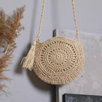 Bolsa redonda de crochê com tassel e alça trançada - bolsa boho chic feminina