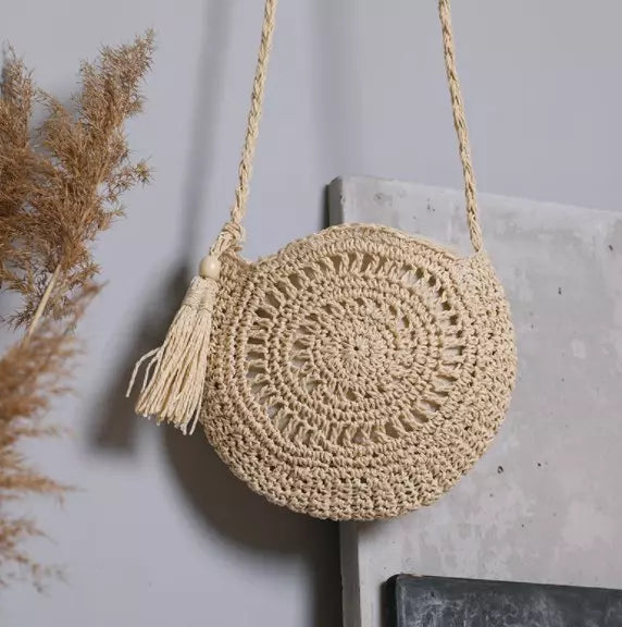 Bolsa redonda de crochê com tassel e alça trançada - bolsa boho chic feminina