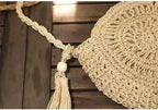 Bolsa redonda de crochê bege com alça trançada e pompom - acessório praia verão