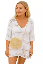 Túnica branca bordada com bolsa de palha dourada - look praia verão feminino