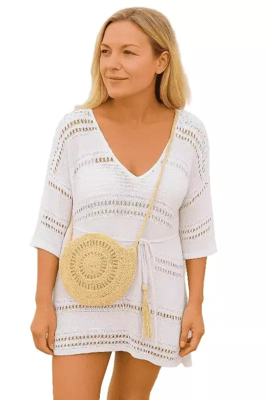 Túnica branca bordada com bolsa de palha dourada - look praia verão feminino