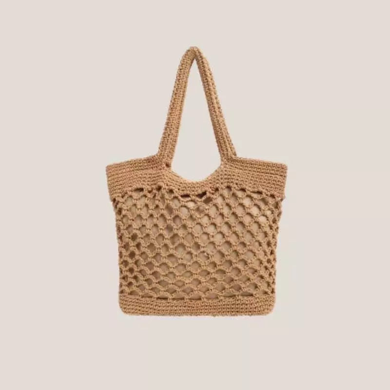 Bolsa de crochê bege com trama vazada e alças longas para carregar no ombro estilo casual