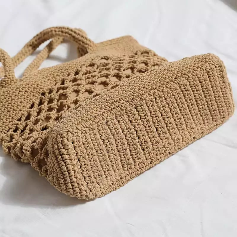 Bolsa de crochê bege com textura vazada e alças duplas para look casual e praia verão 2026