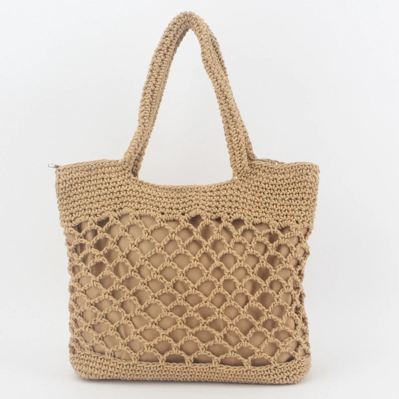 Detalhes de bolsa de praia crochê Cáqui com trama vazada, zíper e forro interno.