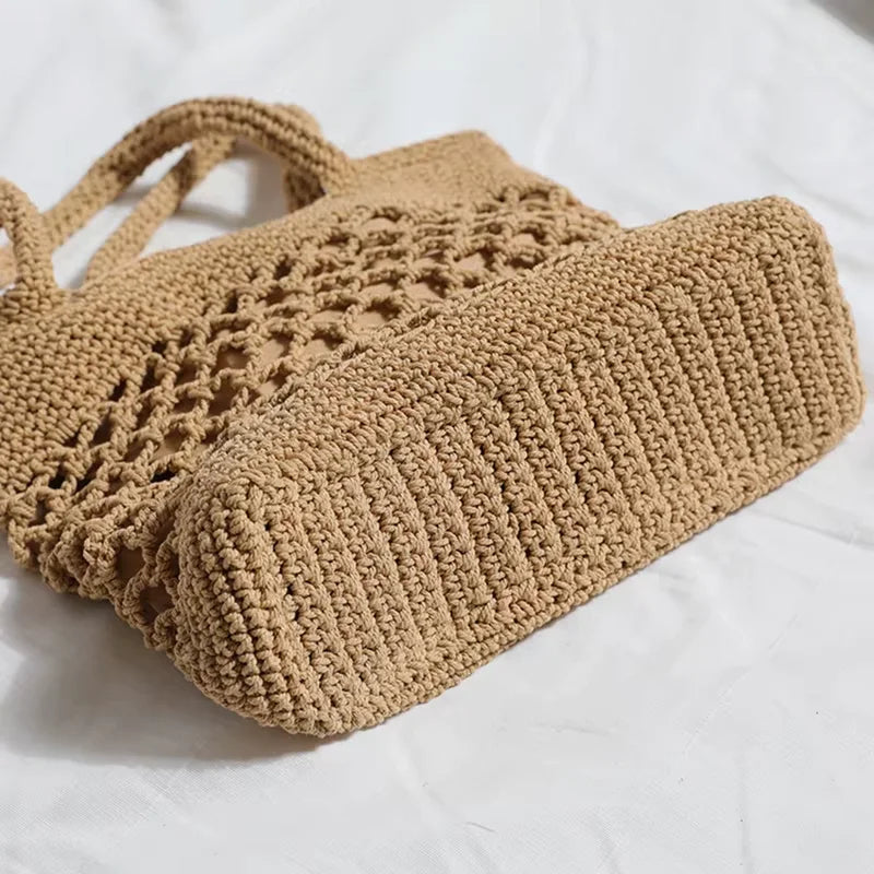 Detalhes de bolsa de praia crochê branca com trama vazada, alças reforçadas e forro com zíper.