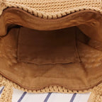 Detalhes de bolsa de praia crochê branca com trama vazada, alça reforçada e forro com zíper.