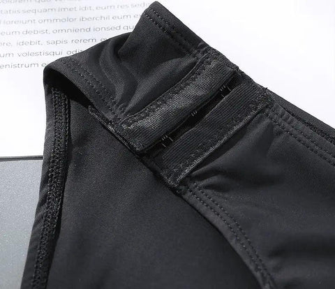 Detalhe do acabamento com tripla camada de proteção da calcinha absorvente menstrual preta