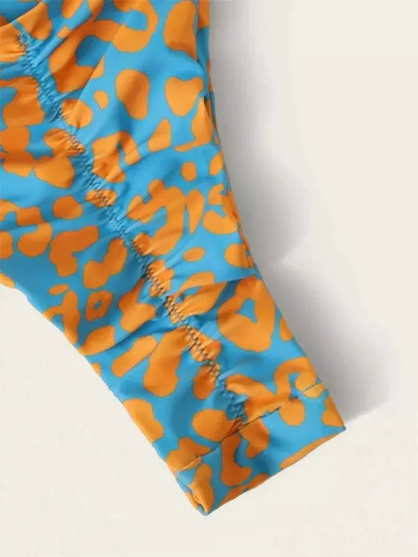 calcinha de biquíni com um padrão de estampa animal em tons de azul e laranja