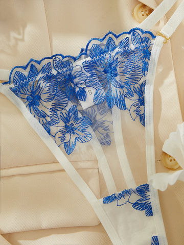 Lingerie de renda floral detalhada em bege e azul.