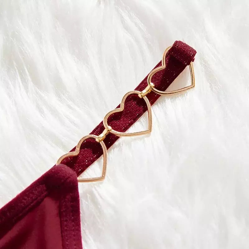 Cinta liga vermelha com detalhes dourados em formato de coração para meia-calça