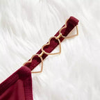 Cinta liga vermelha com detalhes dourados em formato de coração para meia-calça