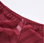 Detalhe calcinha vermelha com renda e mesh transparente - lingerie feminina