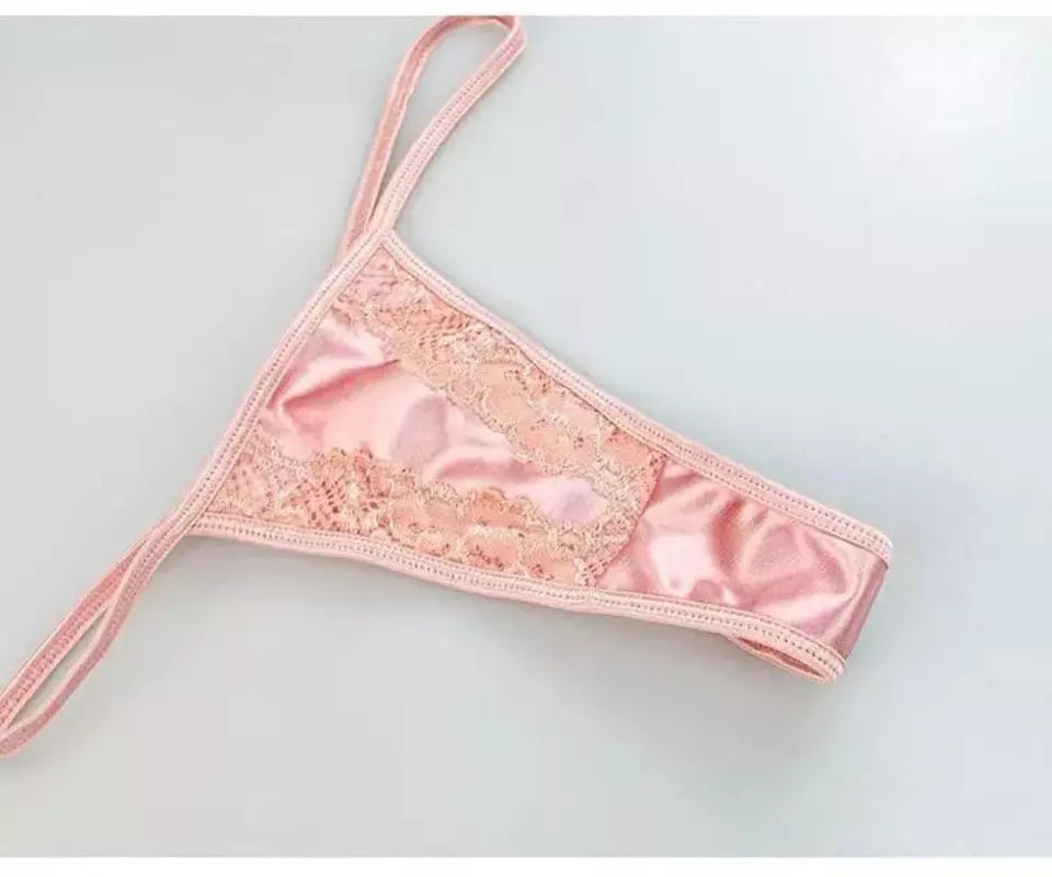 Calcinha rosa de renda e cetim com detalhes delicados.