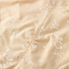 Detalhe do tecido com renda floral delicada da calcinha modeladora cintura alta bege