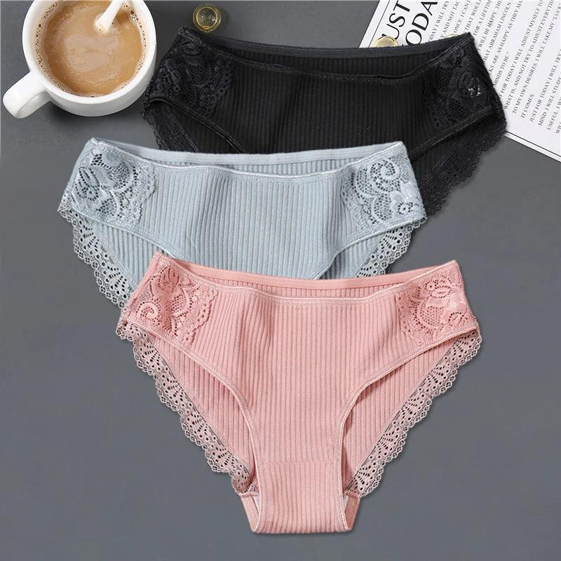 A imagem mostra três pares de roupas íntimas femininas em várias cores pastel - rosa, azul e preto