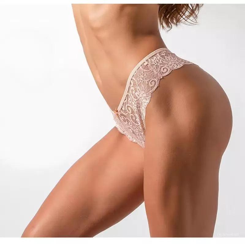 Calcinha brasileira nude em renda delicada, modelo lateral fina com acabamento floral e laço. Visual elegante e sensual.