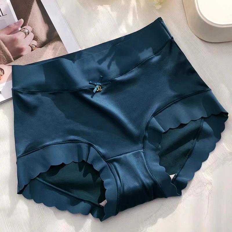 Calcinha cintura alta azul marinho em cetim, modelo boxer com babados ondulados e laço delicado na frente