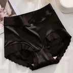 Calcinha cintura alta preta em cetim, modelo boxer com acabamento ondulado e laço delicado frontal