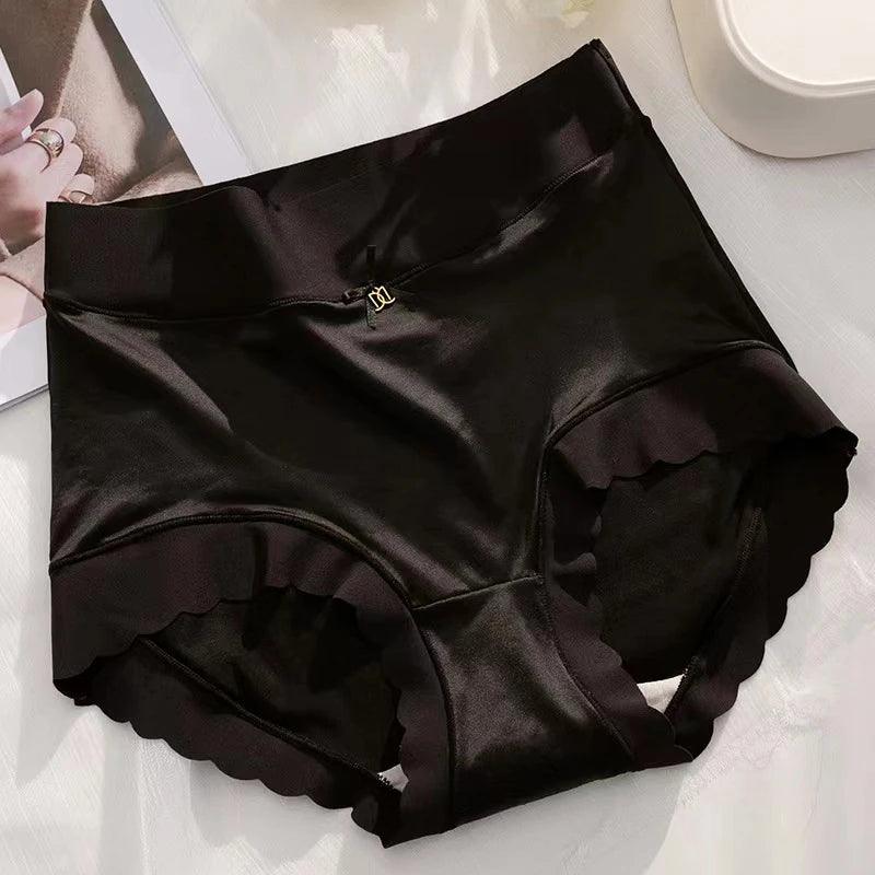 Calcinha cintura alta preta em cetim, modelo boxer com acabamento ondulado e laço delicado frontal