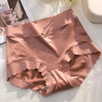 Calcinha cintura alta rosa blush em cetim, modelo boxer com babados ondulados e laço dourado decorativo
