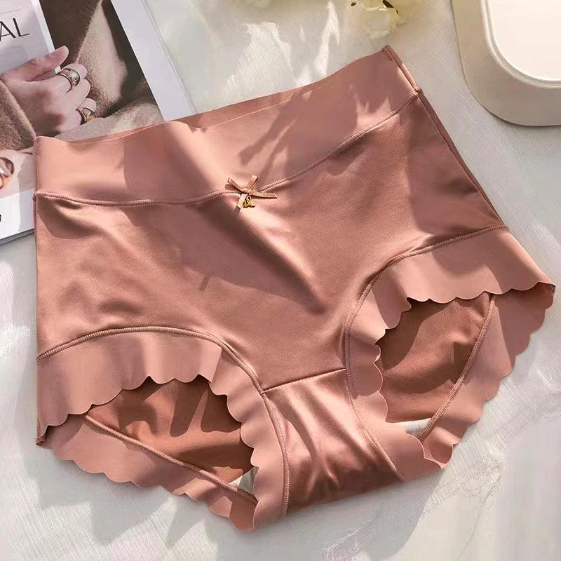 Calcinha cintura alta rosa blush em cetim, modelo boxer com babados ondulados e laço dourado decorativo