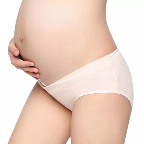 Calcinha maternidade bege clara em algodão, design anatômico para gestantes com barriga em destaque.