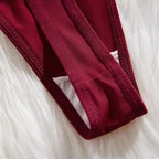 Lingerie vermelha com renda e detalhes brilhantes - conjunto íntimo feminino elegante