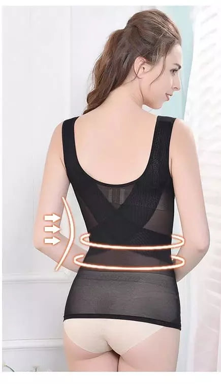 Mulher de costas mostrando os detalhes Camisa Compressiva ShapeFit