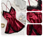 Camisola cetim vinho com renda preta, alças finas, detalhes bordados, lingerie