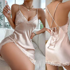 Camisola cetim nude com renda branca, costas cruzadas, fenda lateral, lingerie