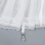 Calcinha branca feminina com renda delicada e fecho ajustável - lingerie íntima