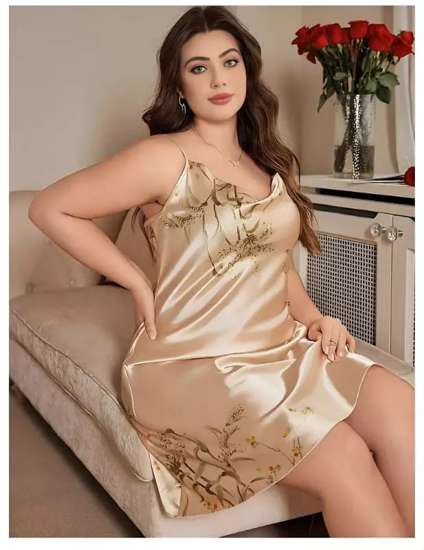 Mulher usando camisola cor champanhe com florido , sentada na cama 
