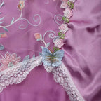 Tecido rosa com bordado floral colorido e renda branca - detalhe lingerie feminina