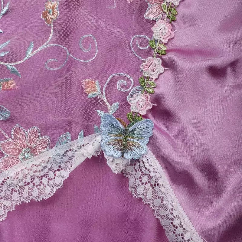 Tecido rosa com bordado floral colorido e renda branca - detalhe lingerie feminina