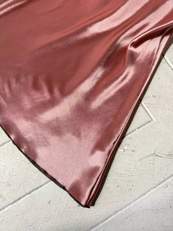 Tecido brilhoso em rosa de cetim