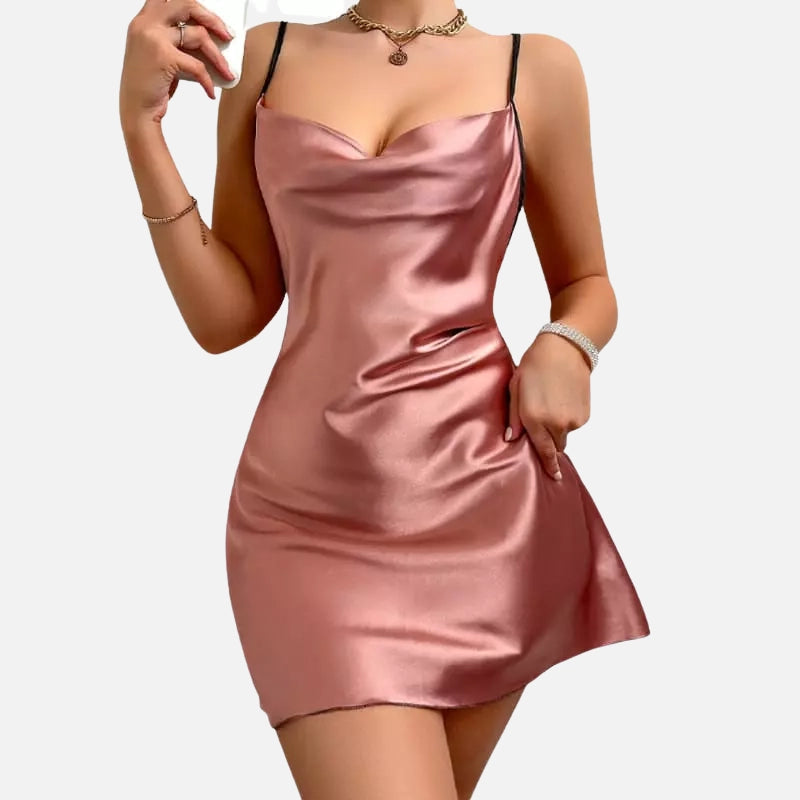 Camisola curto cetim rosa com alças finas e decote drapeado. moda feminina elegante