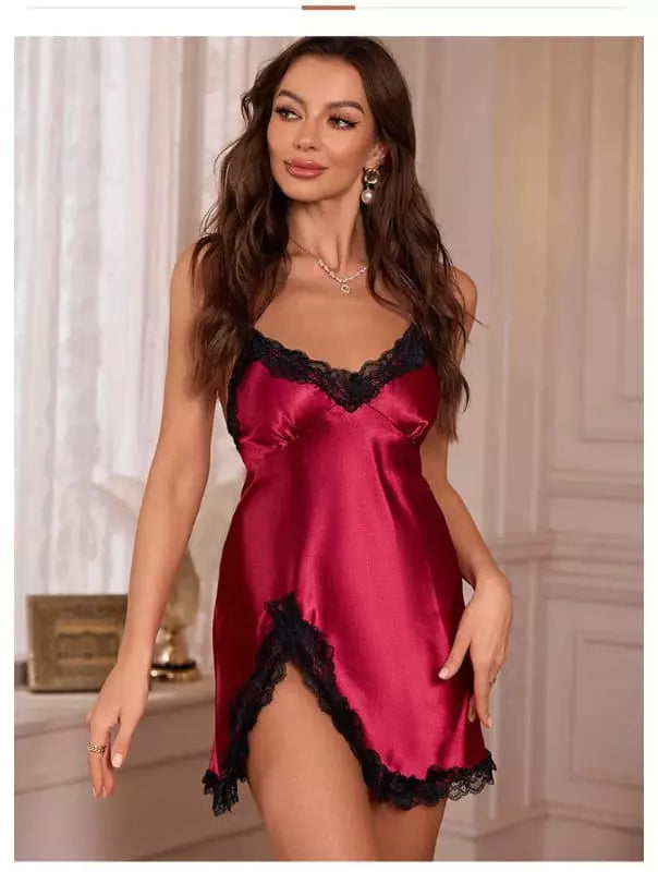 Camisola cetim rosa com renda preta, alças finas, fenda lateral, lingerie feminina