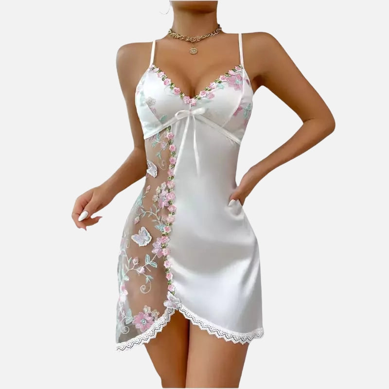 Camisola branca sexy com renda floral e transparência lateral. lingerie feminina íntima