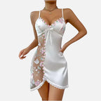 Camisola branca sexy com renda floral e transparência lateral. lingerie feminina íntima