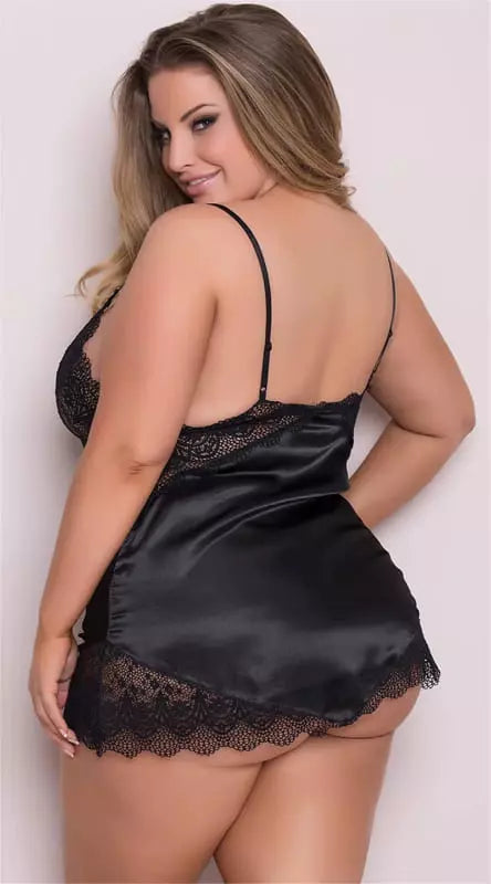 Mulher usando camisola preta accetinada e com rendas nas pontas