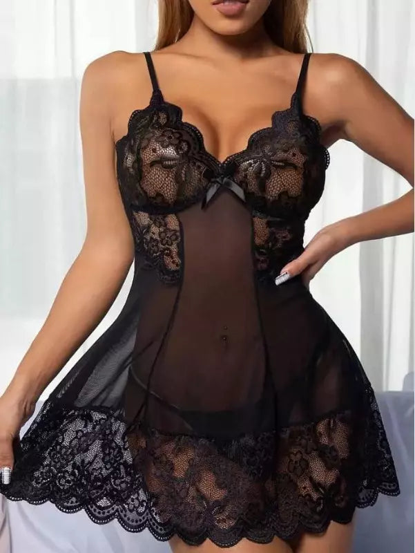 Mulher usando camisola rendada  Vinho escura, com detalhes em renda sentada na cama.