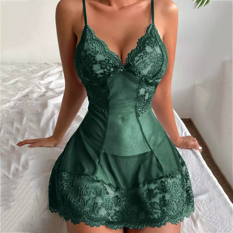 Mulher usando camisola rendada  verde escura, com detalhes em renda sentada na cama.