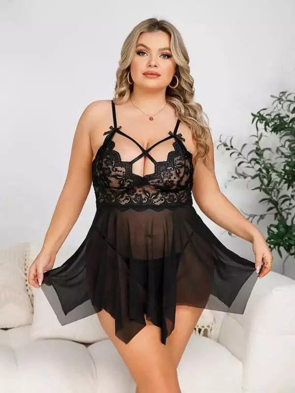 Camisola preta plus size em renda e tule transparente com alças cruzadas e laços decorativos.
