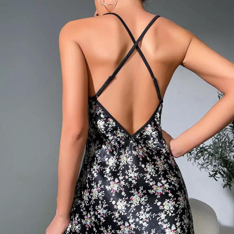 Camisola preta com estampa floral e costas abertas com alças cruzadas. Lingerie feminina elegante e sensual.