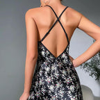 Camisola preta com estampa floral e costas abertas com alças cruzadas. Lingerie feminina elegante e sensual.