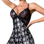 Camisola preta sensual com estampa floral e detalhe em renda, alças finas e decote em V. Lingerie feminina elegante.
