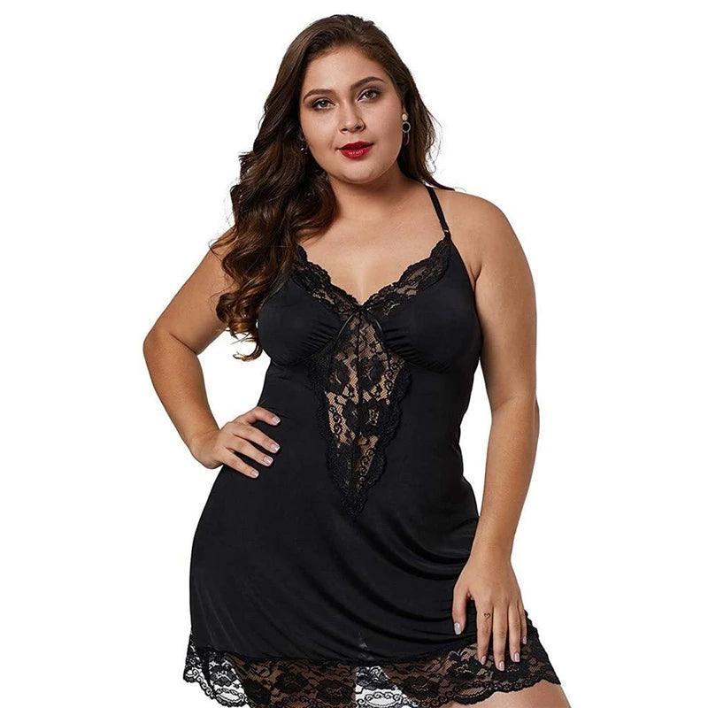 Camisola plus size preta com detalhes em renda transparente, alças finas e decote em V.