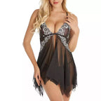 Lingerie preta sensual com renda branca, babydoll transparente com laço central e detalhes delicados.Tentar novamente